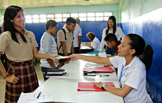 Desde el lunes 15 de octubre empiezan a pagar las becas. Foto: Archivo