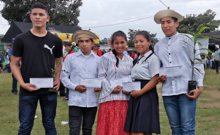 Los jóvenes fueron beneficiados por las becas otorgadas a través del Instituto para la Formación y Aprovechamiento de Recursos Humanos (Ifarhu).