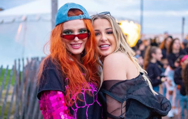 Bella Thorne y la youtuber Tana Mongeau. 