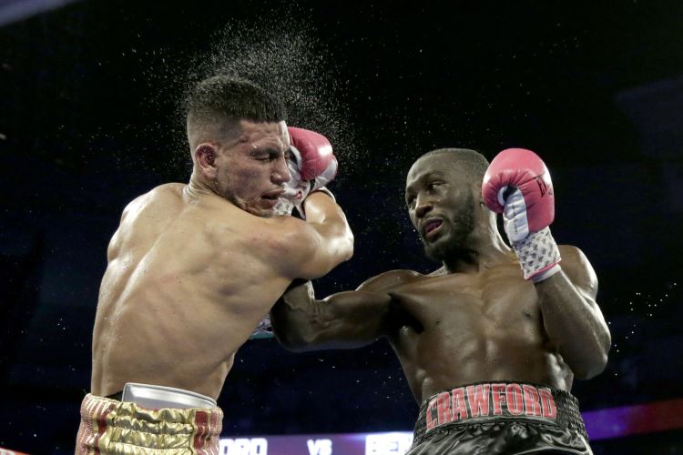 Terence Crawford conecta a José Benavidez. Foto AP