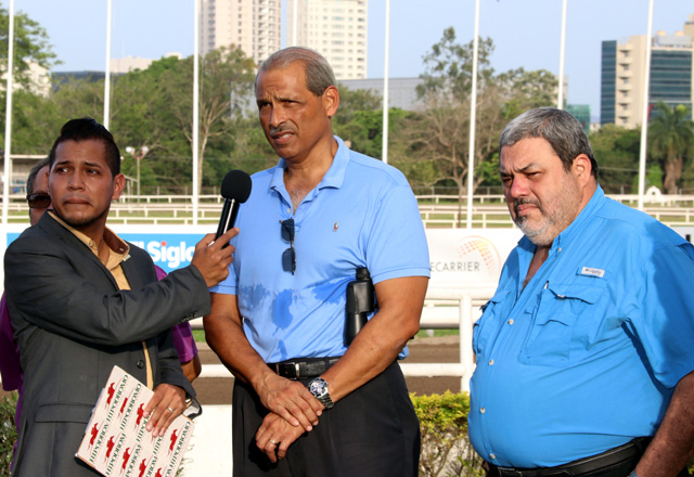 Bernabé Pérez (centro), presidente de la Sociedad de Dueños de Caballos.