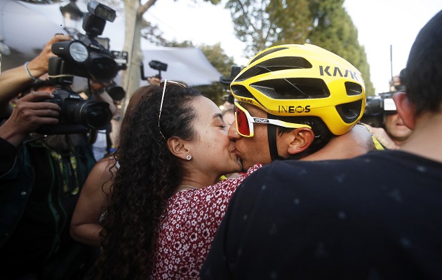 Bernal besa a su novia Xiomy Guerrero a su llegada a la meta.