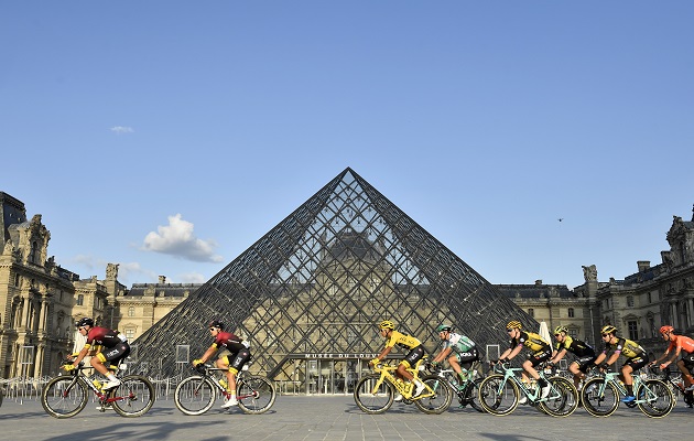 Bernal a su paso por el museo de Louvre.