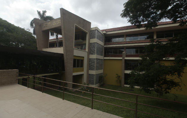 Biblioteca Nacional 'Ernesto J. Castillero R.', en el Parque Omar. Celebra 77 años. Fue creada por Decreto No. 238 de 31 de enero de 1942 y abrió sus puertas al público el 11 de julio de 1942 en un local situado entre las calles 5ª. Y 6ª , contiguo a la Presidencia de la República.. Foto: Panamá América.