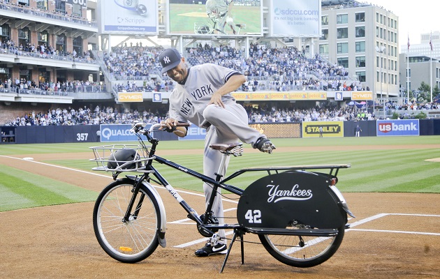 Los Padres de San Diego le regalaron una bicicleta a Mariano Rivera.