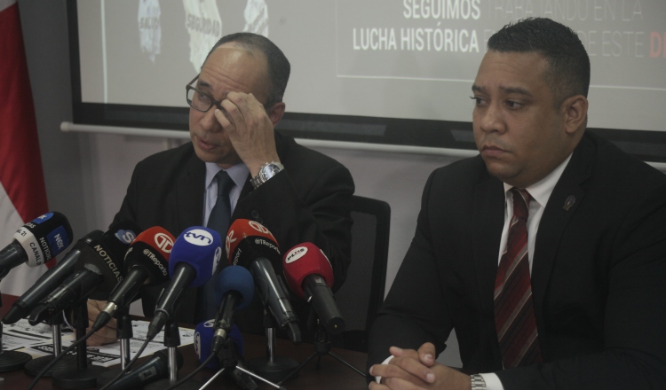 Los fiscales Aurelio Vásquez y Javier Cuadra encabezaron ayer una rueda de prensa del Ministerio Público sobre el caso Blue Apple.