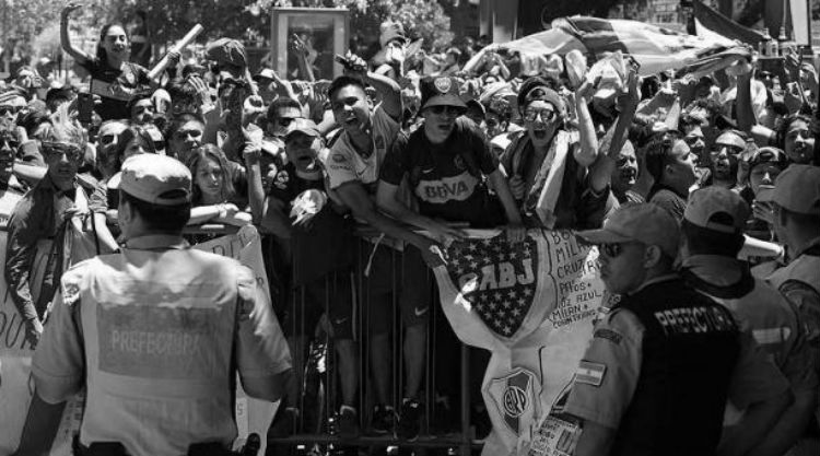 Autoridades vigilan a aficionados del Boca Juniors en Buenos Aires.