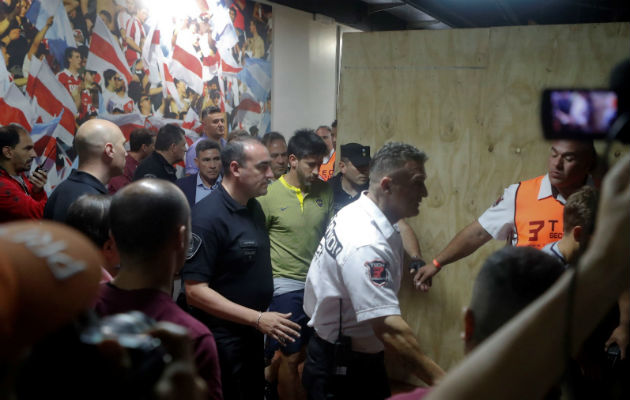 El jugador de Boca Juniors Pablo Pérez (cent.) sale acompañado por médicos. Foto:EFE