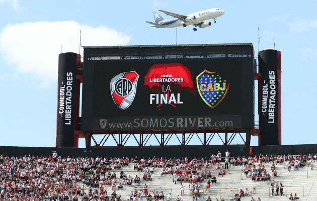Un avión pasa sobre la pantalla del estadio Monumental. Foto:EFE