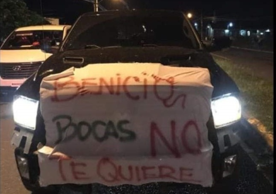 Uno de los autos que participa en la caravana contra la reelección deja claro que no quieren a Benicio. Foto/Mayra Madrid