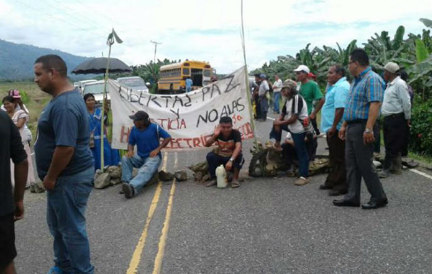 Indígenas molestos amarran a personal del Meduca en Bocas del Toro. Foto: Panamá América.