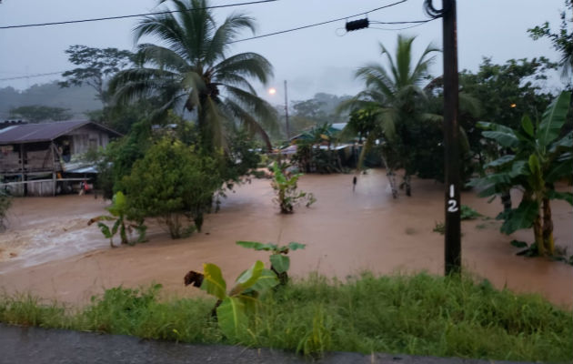 Las afectaciones se dieron tras el desbordamiento de la quebrada Cañazas en Bocas del Toro.