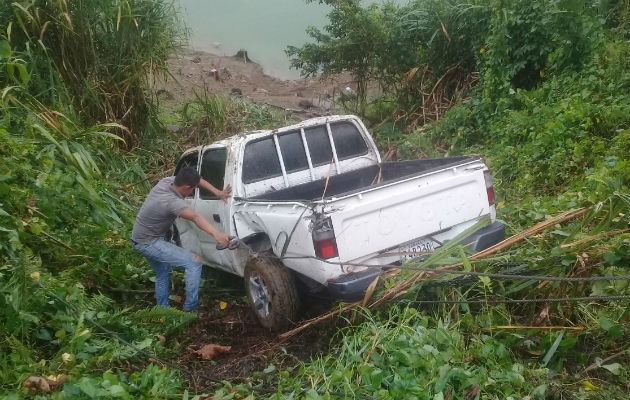 Una grúa procedió a sacar el vehículo del lugar del accidente registrado en Bocas del Toro. 