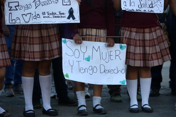 De acuerdo con datos de la Junta Central Electoral (JCE), en los últimos seis años (2012-2017), en el país hubo 1,717 matrimonios infantiles y en el 98% de los casos la pareja femenina era la menor de edad. FOTO/EFE