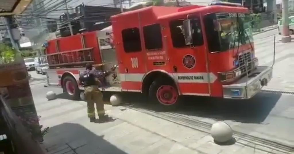 El incidente del camión del Cuerpo de Bomberos de Panamá con los bolardos ubicados en Calle Uruguay ocurrió el lunes 18 de marzo. 