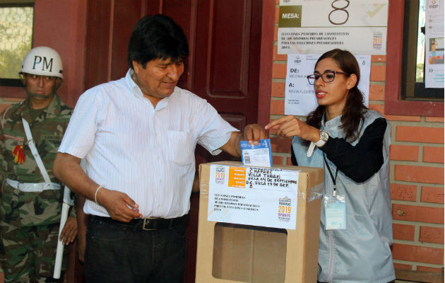 Evo Morales ejerciendo el sufragio en Villa Turani. Foto: EFE.