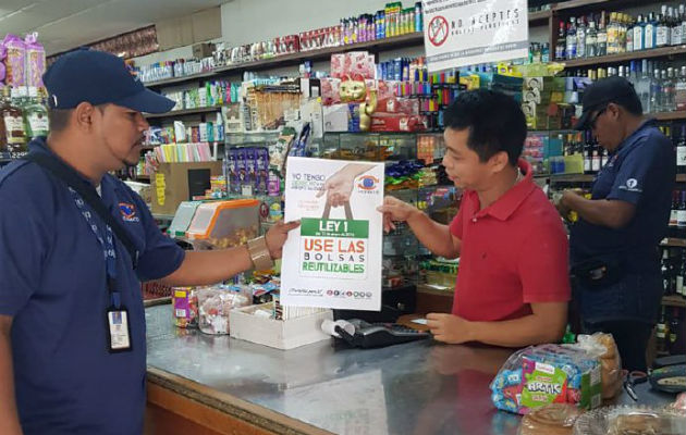 Las bolsas reutilizables no pueden contener polietileno. Foto: Acodeco