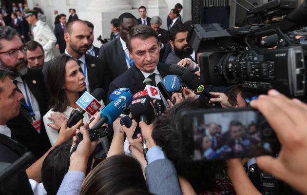 Jair Bolsonaro habla a los medios tras participar en la firma del acuerdo para la creación del proyecto de integración para Sudamérica: Prosur, en Santiago de Chile. Foto: EFE.