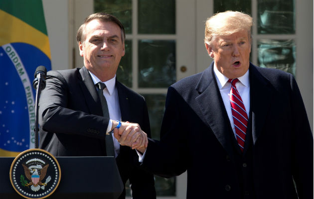 Donald Trump (d), estrecha la mano de su homólogo brasileño, Jair Bolsonaro (i), tras la reunión en la Casa Blanca, este martes en Washington. Foto: EFE.