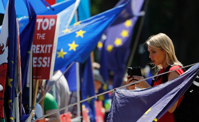 Manifestantes en contra del Brexit en Londres, se enteran que el campeón del Brexit, Boris Johnson, fue anunciado como ganador del concurso para liderar el Partido Conservador del Reino Unido y convertirse en el próximo primer ministro del país.