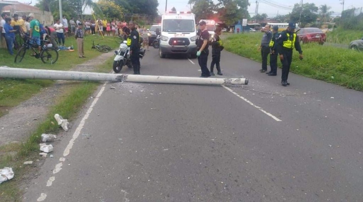 Chocó con el poste del tendido eléctrico y tres personas resultaron heridas. Foto/Eric Montenegro