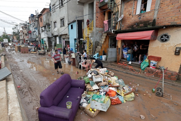 Las pertenencias dañadas, los alimentos en mal estado y los muebles empapados se acumulan en la calle para ser retirados como basura después de las inundaciones en Sao Paulo, Brasil. FOTO/AP