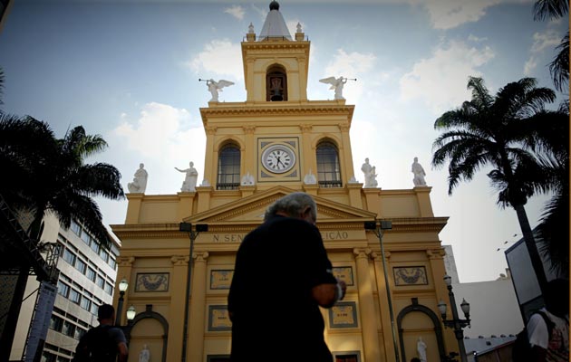 Una mujer camina frente a la Catedral Metropolitana tras un tiroteo. FOTO/EFE