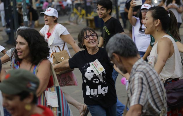 Un grupo de de personas se reunieron en las inmediaciones de la cárcel de Curitiba. FOTO/AP