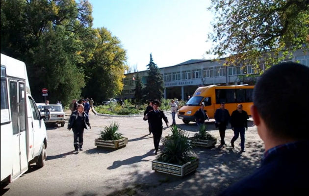 En Crimea, un estudiante mató a 18 personas con una bomba y un fusil  en un colegio de Kerch. EFE 