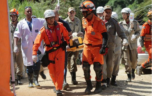Una víctima es rescatada con vida por los bomberos tras los derrumbes de los edificios. Foto: EFE.