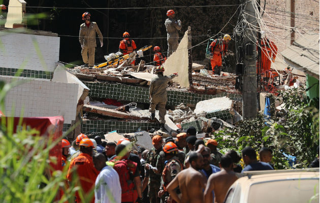 Bomberos trabajan en labores de búsqueda y rescate de las víctimas de los derrumbes de los edificios. Foto: EFE.