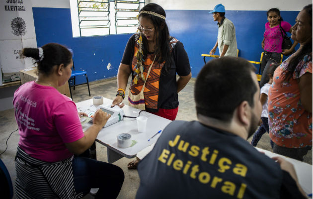  La indígena de la etnia Baré Ana Claudia Martins Tomas (2i),  vota en Río Negro. Foto: EFE.