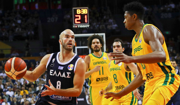 Nick Calathes (izq) intenta hacer una penetración a la zona brasileña. Foto EFE