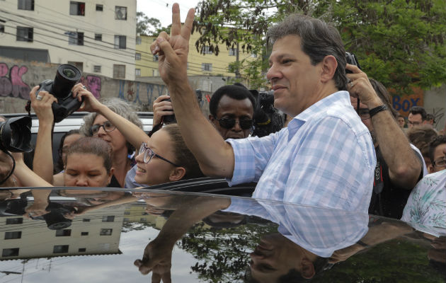 Haddad, quien sucedió a Luiz Inácio Lula da Silva, inhabilitado de participar en la contienda electoral por estar preso y condenado por corrupción pasiva.