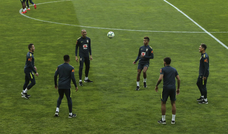 Selección de Brasil durante un entrenamiento físico. Foto AP