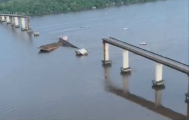  Dos vehículos que pasaban por el puente en el momento del accidente cayeron al río.