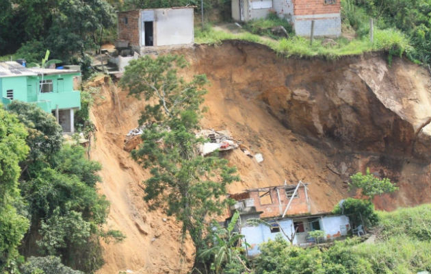 Después de las tormentas de la víspera, parte de la cumbre del Morro da Boa Esperança se vino abajo.