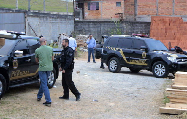 Policías inspeccionan el área donde robaron el oro. Foto: AP.