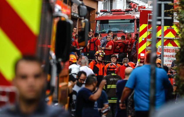 El aparato impactó contra algunas residencias privadas y vehículos que estaban aparcados, de acuerdo con el Cuerpo de Bomberos.