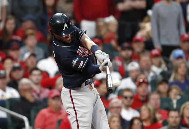 Dansby Swanson conecta imparable ante San Luis. Foto:AP