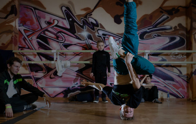 Sergey Chernyshev (der.) dijo que el break dancing involucra arte y estilo, así como fuerza física. Foto/ Emile Ducke para The New York Times.