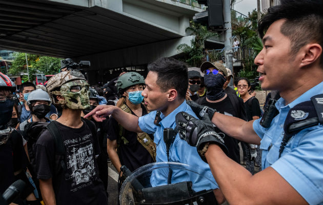 Funcionarios de Gobierno en Hong Kong han acusado a manifestantes de acosar a oficiales en línea y en persona. Foto/ Lam Yik Fei para The New York Times.