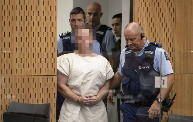 Brenton Harrison Tarrant (rostro pixelado) al entrar al tribunal. Foto: EFE.