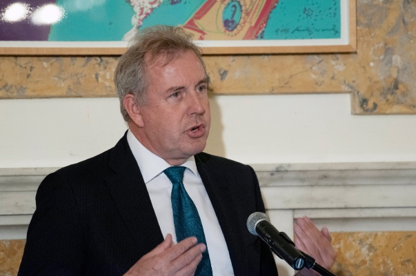 El alto dignatario diplomático británico, Kim Darroch explicó que cree que “en las circunstancias actuales lo responsable es permitir el nombramiento de un nuevo embajador”. FOTO/AP