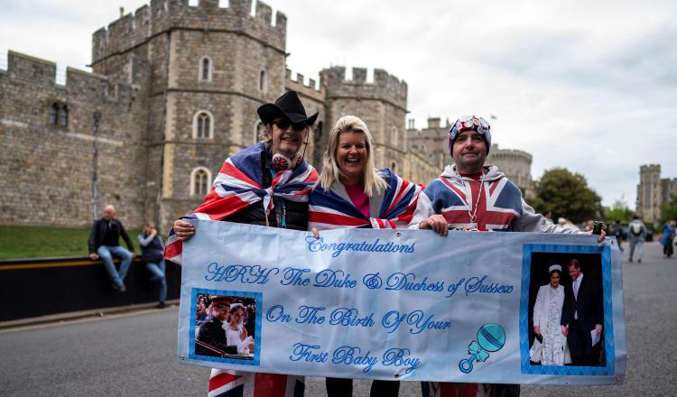 Los británicos expesaron su emoción en las calles.  AP / EFE