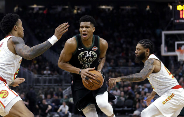 Giannis Giannis Antetokoumpo (Cent.). Foto:AP