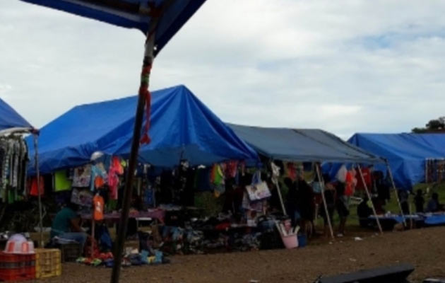 Los pequeños comerciantes denunciaron que en los últimos meses mantienen algunas diferencias con un grupo de indígenas que han iniciado esta actividad y buscan prohibirles la entrada a la comarca. Foto/José Vásquez