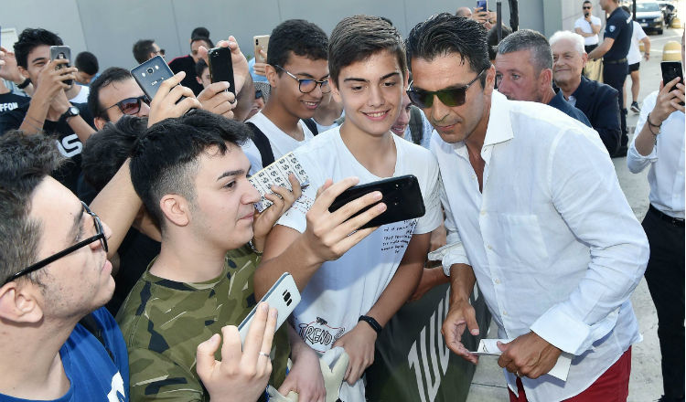 Buffon se toma selfie con los aficionados en el Juventus Medical Center. Foto:AP