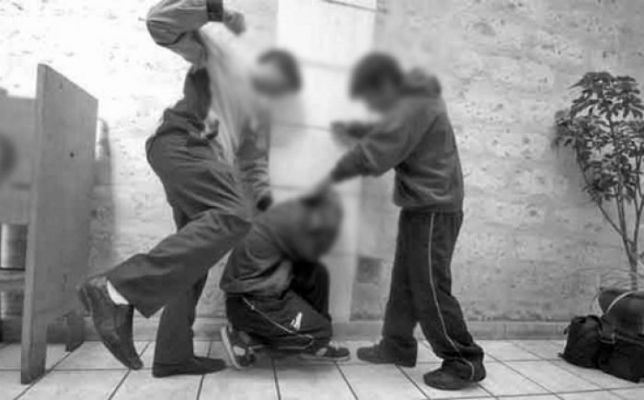 En el ámbito escolar, se da otro tipo de tortura cuando golpean, aíslan o se burlan de quienes consideran más débiles o tienen algún defecto. Foto: EFE.