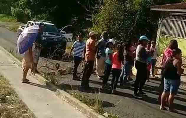 Los afectados dicen que ya no pueden hacerle frente al costo del agua embotellada. Fot/oEric Montenegro